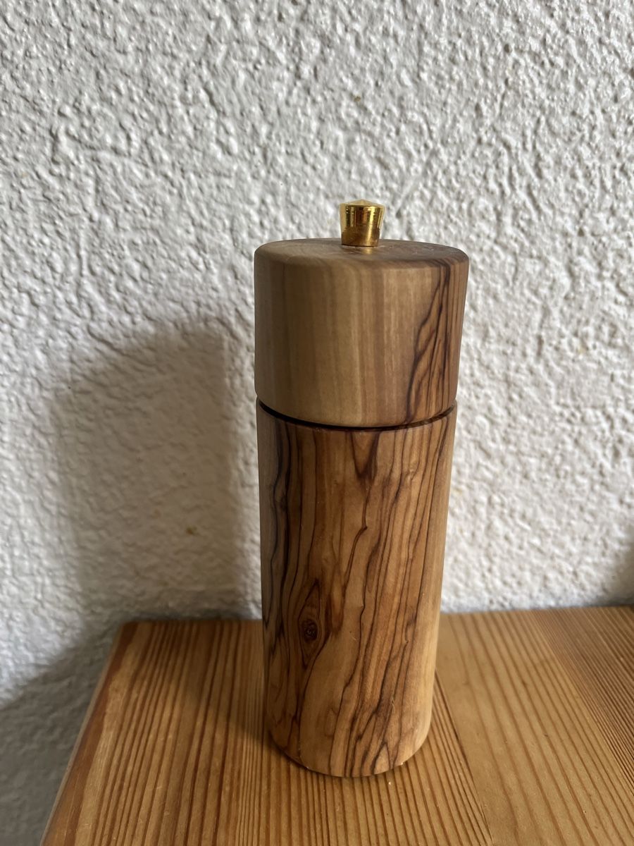 Articoli in legno: Pfeffermühle Olivenholz – Usato da Bern venduto da Blumentopf.