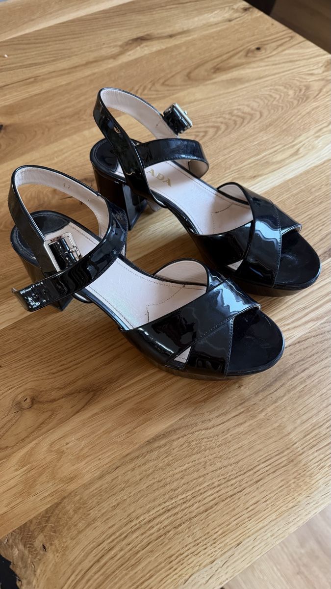 Prada Damenschuhe: Prada Black Patent Leather Criss Cross Heel – Gebraucht aus Nussbaumen AG von juv_pvg8 1