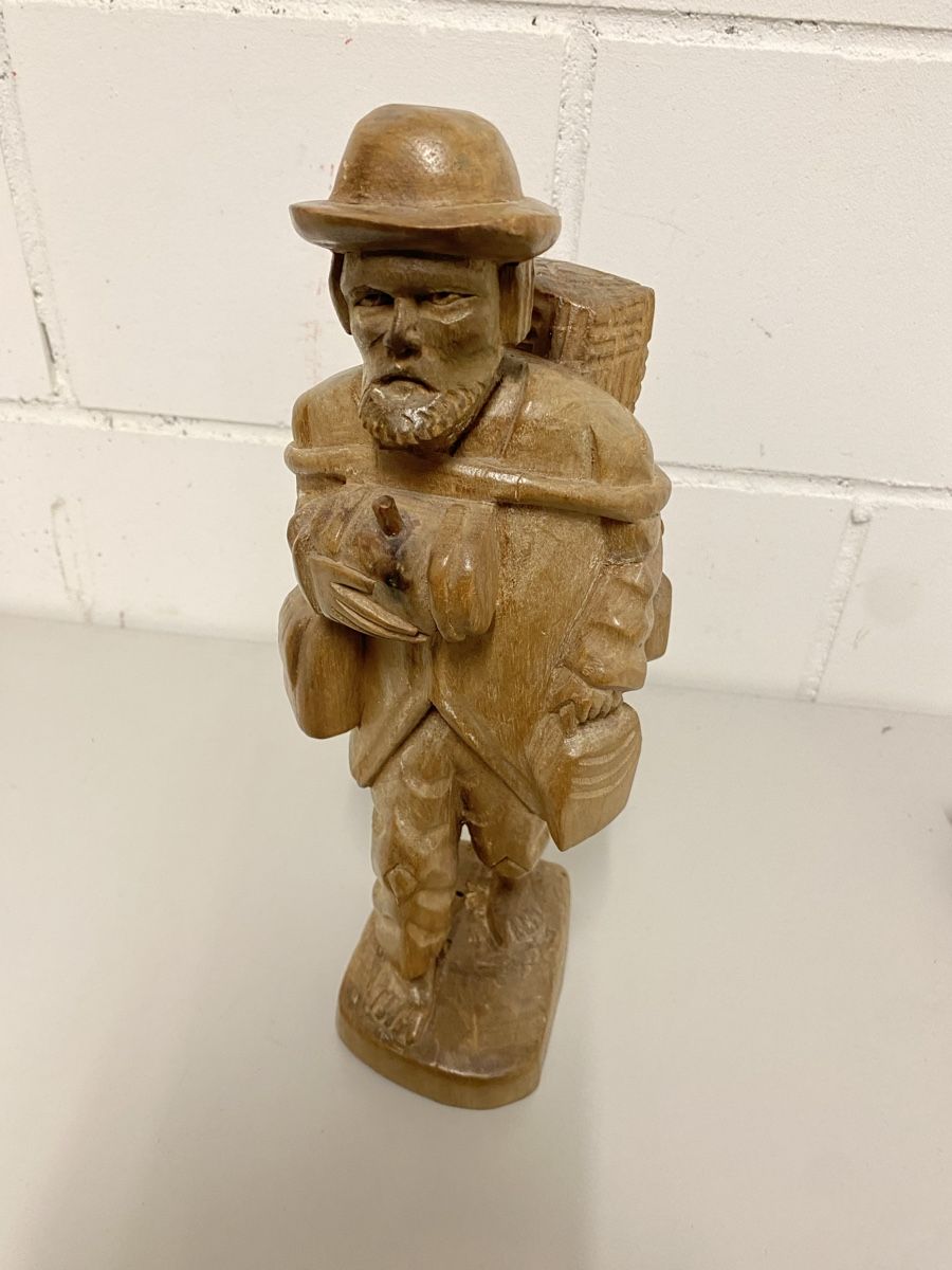 Statuette: Geschnitzter Mann Aus Holz – Usato da Ziefen venduto da IResi65