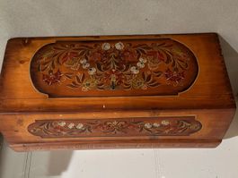 bemalter Holz- Überseekoffer (Tannenholz)