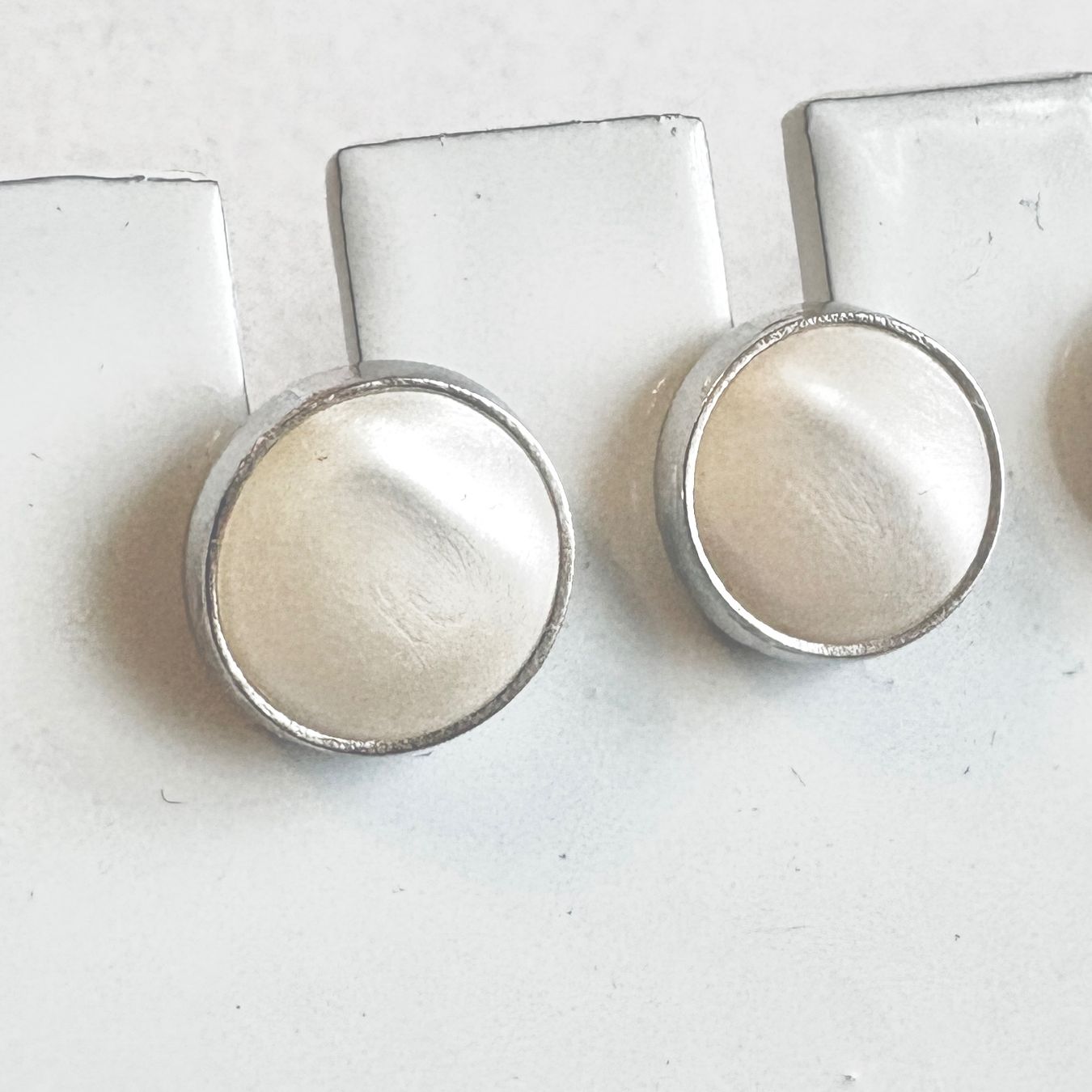 Ohrringe & -stecker: Ohrstecker rund Cabochon 8mm 925 Silber Perle Perlmutt – Neu (gemäss Beschreibung) aus Zürich von goldfisch.schmuck