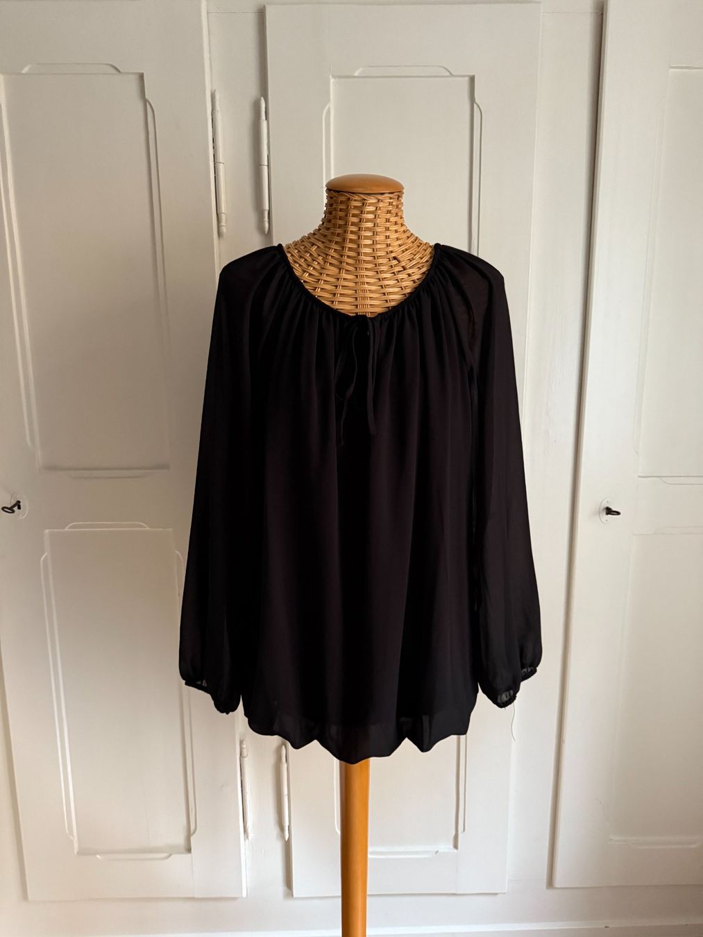 Chemisiers: Chiffonbluse schwarz fliessend L – D'occasion à Zürich par Diazaio