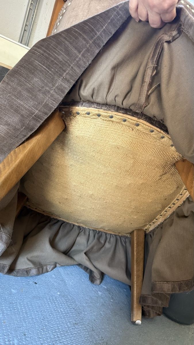 Poltrone: Antiker Sessel mit Nieten &  Rüschchen – Usato da Wollerau venduto da Shaktidream 7