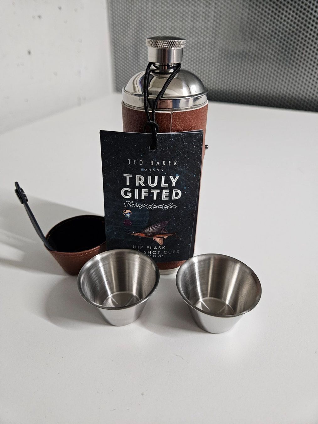 Altro: Ted Baker Flachmann-Set, Leder, 2 Becher – Nuovo e nell'imballaggio originale da Dübendorf venduto da PrinceTamino 1