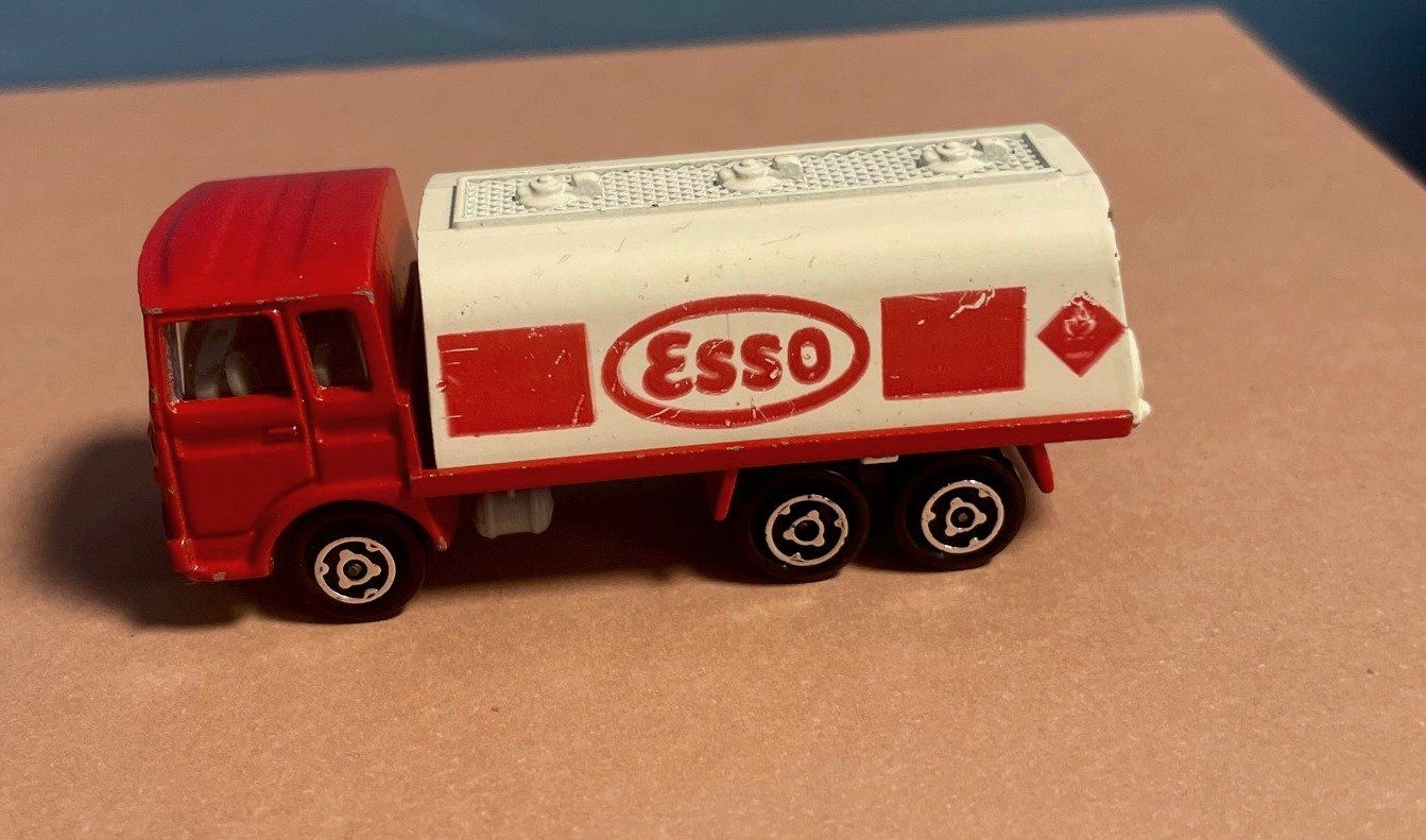 Majorette Modellautos: Majorette 1/100 Esso Tanklastwagen – Gebraucht aus Sirnach von sagrotin