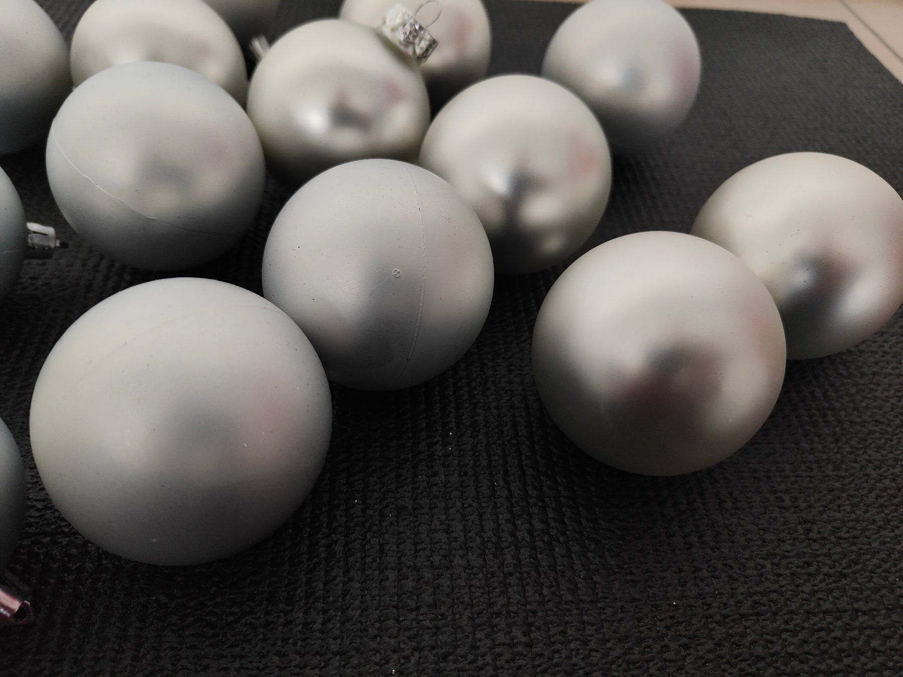 Toutes les décorations: Weihnachtskugeln silber-matt – D'occasion à Rickenbach b. Wil par Beautiful.Things 2