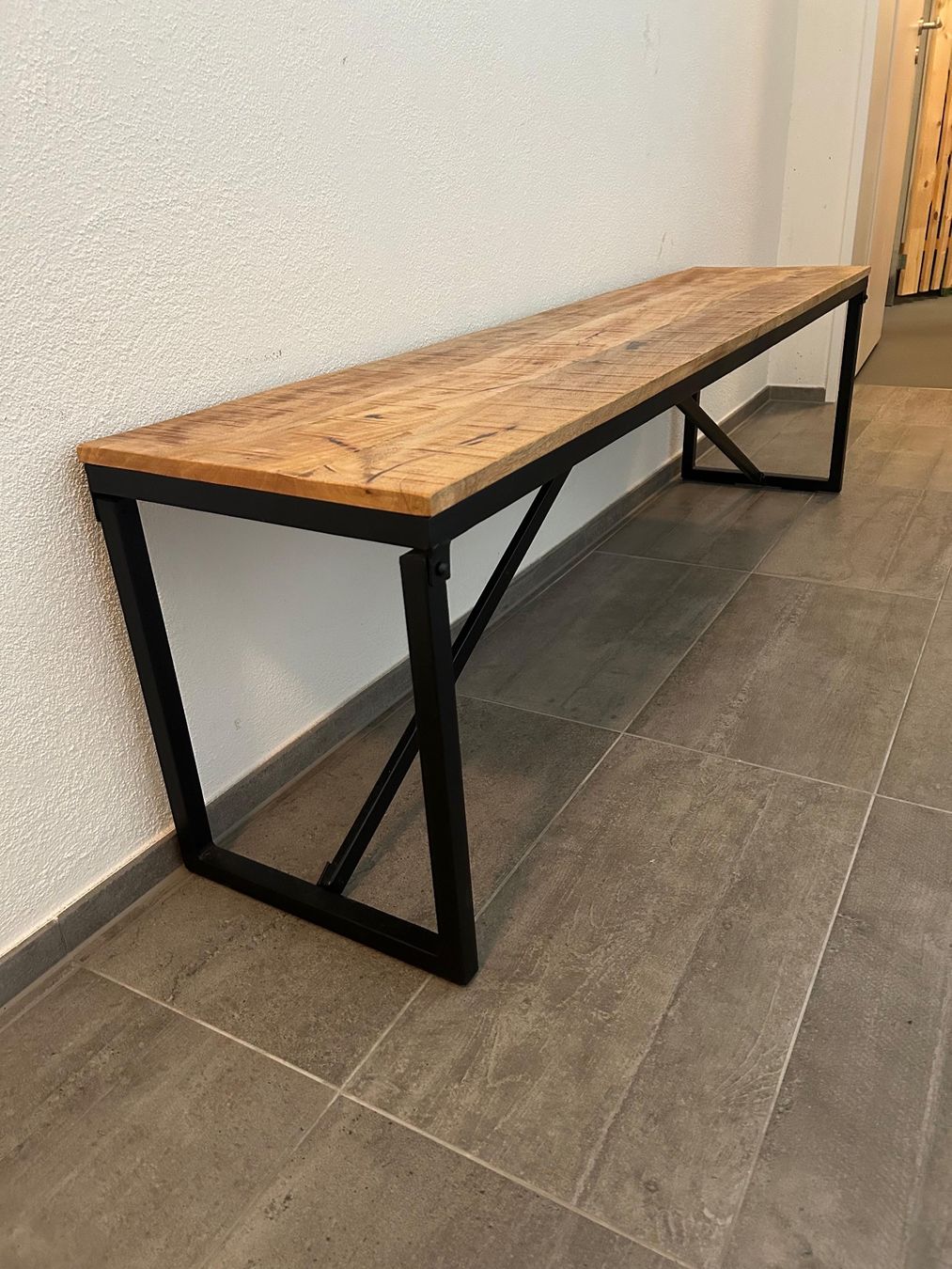 Panchine: Rustikale Holzbank mit Metallgestell – Usato da Gelterkinden venduto da Kikierenda
