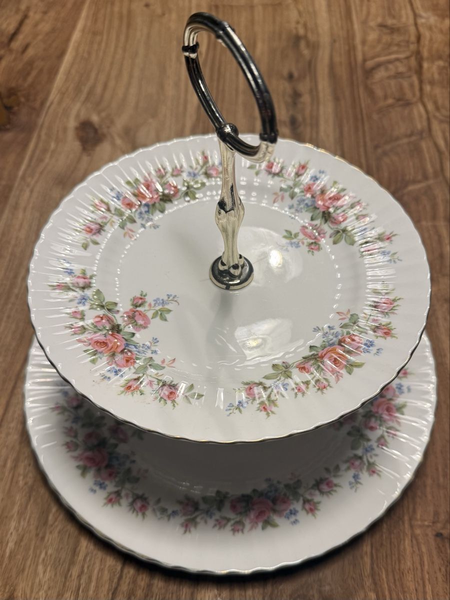 Set di piatti: Présentoir à gâteaux vintage à 2 étages fleuri – Usato da Lausanne 25 venduto da Crockets 1