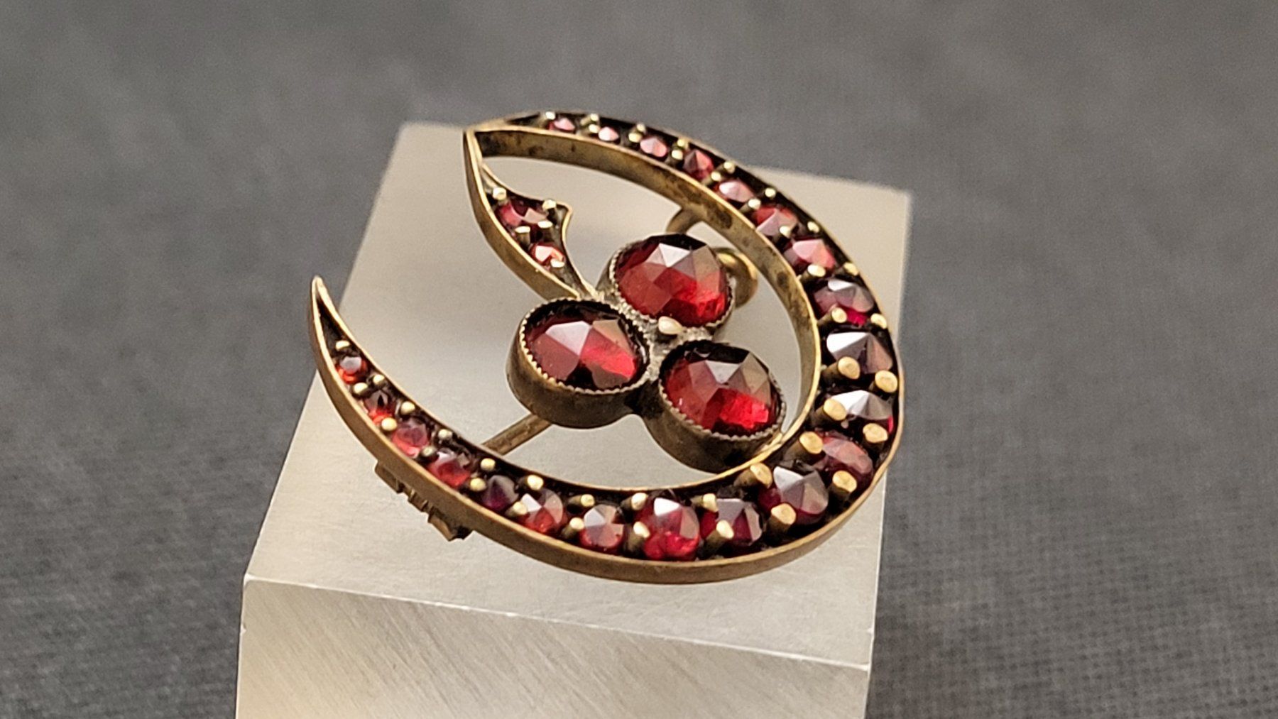 Broches & Aiguilles: Antike Granat-Brosche – D'occasion à Basel par spinne02 2