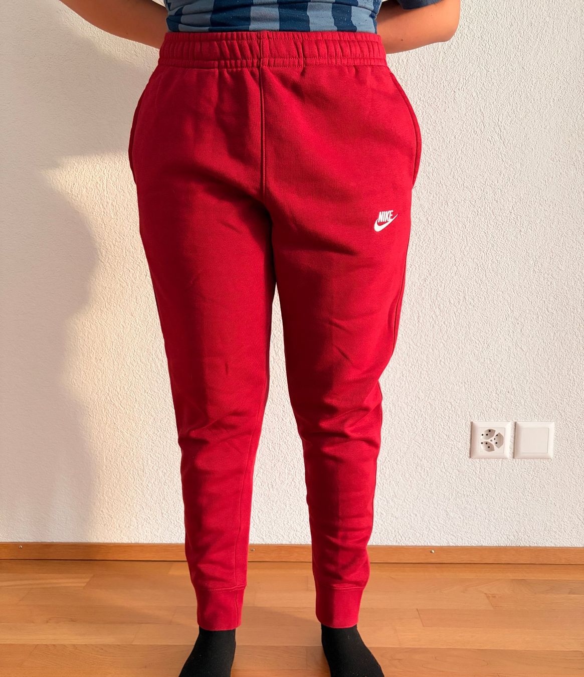 Nike Hosen: Nike Jogginghose, rot, Grösse M – Neu (gemäss Beschreibung) aus Wil SG von adi9k