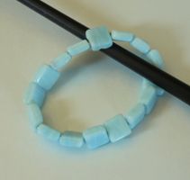 Armband aus Glasperlen hellblau