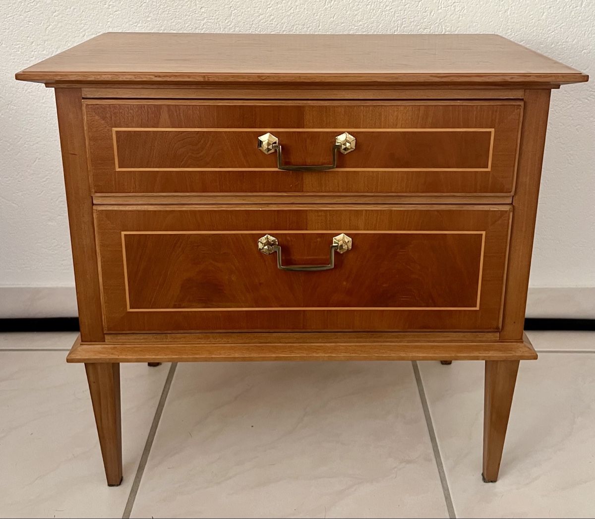 Nachttische: 60er/70er Designklassiker Kommode Nachttischli – Gebraucht aus Hunzenschwil von Madachica