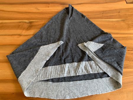 Warmer Herbst-Poncho 100%Kaschmir Hell/Dunkelgrau wie NEU