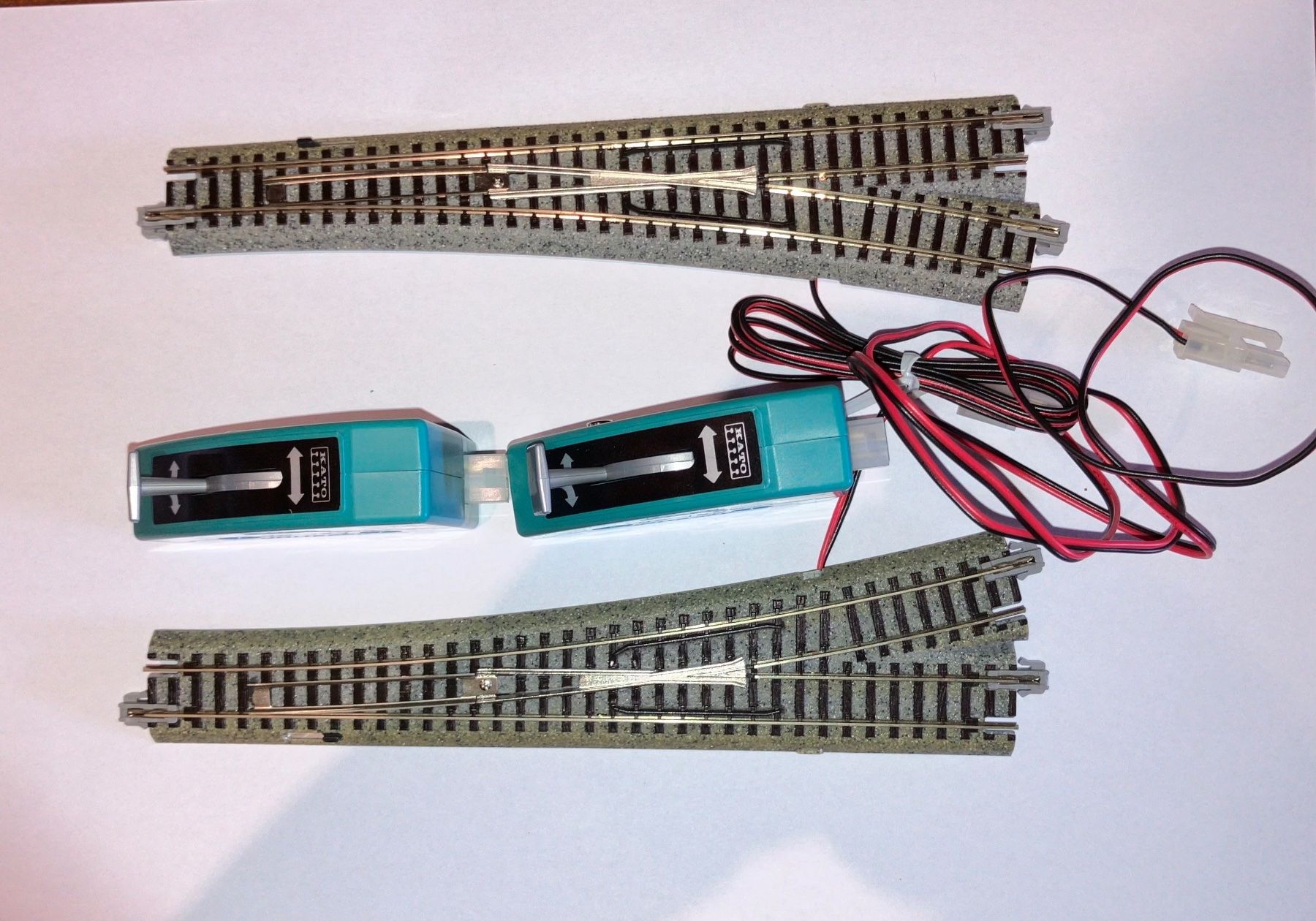 Kato Modelleisenbahnen: (2)Paire aiguillages électriques Kato avec commande – Gebraucht aus Dompierre VD von immorentes