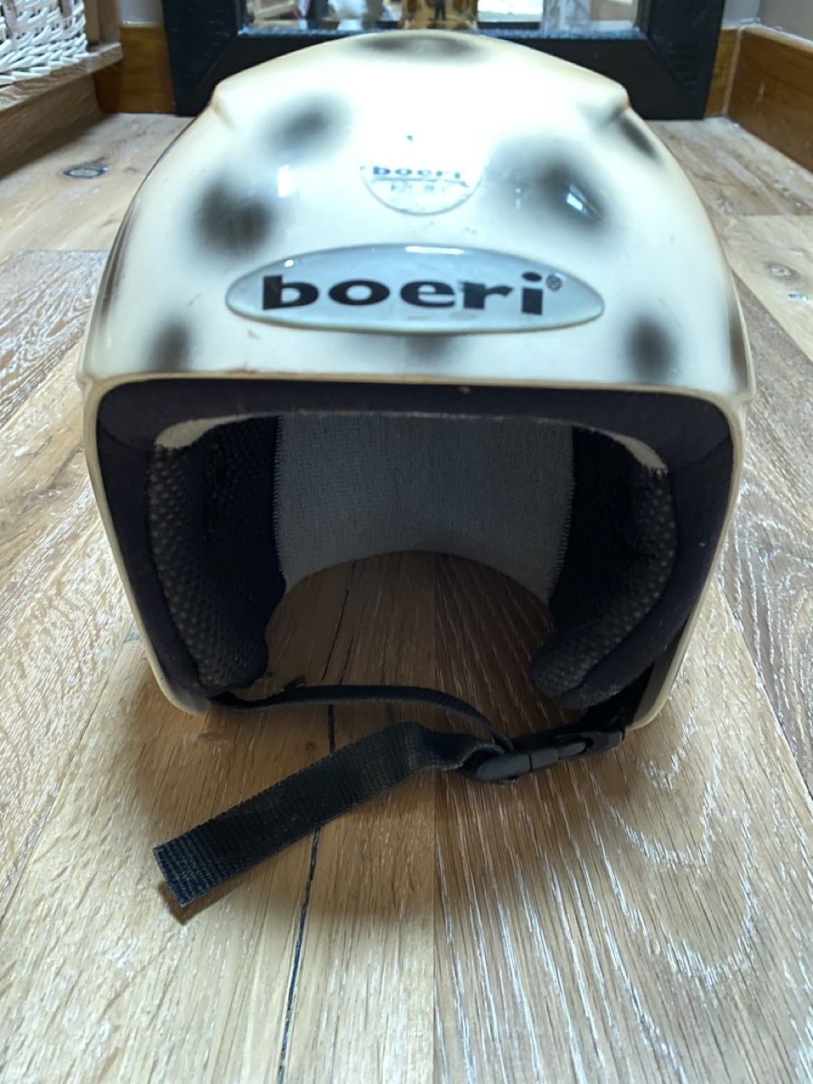 Caschi: Great child’s leopard ski helmet. 54cms – Usato da Grund b. Gstaad venduto da PlageNeige