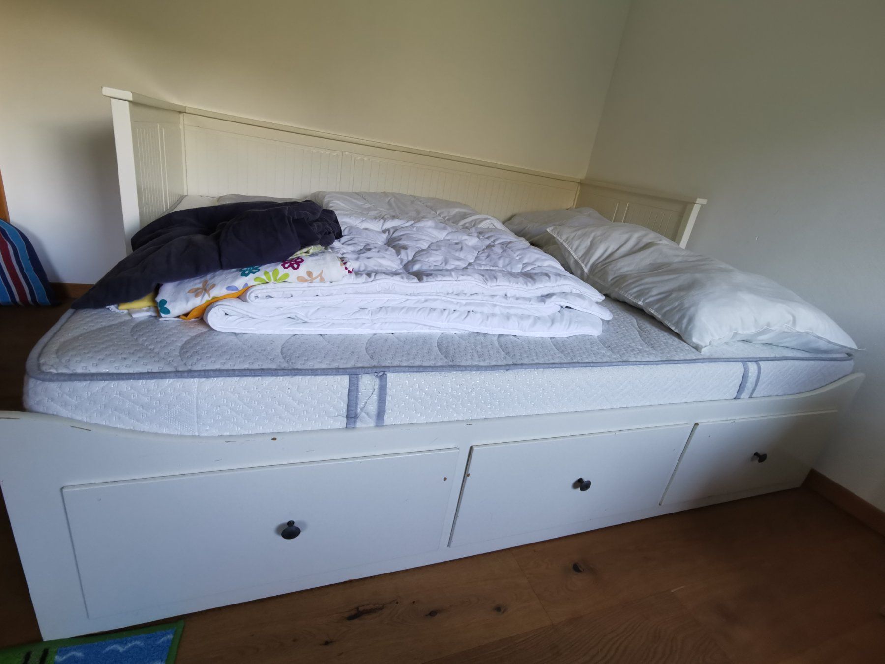 Ikea Letti: Ikea Hemnes Tagesbett – Usato da Malix venduto da InkSplotches 1