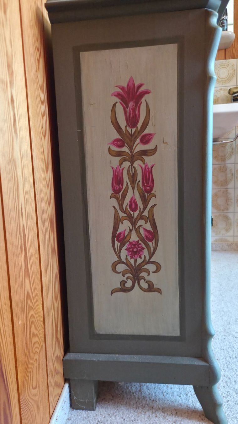 Armadi: Nachttisch bemalt mit Blumenmotiv – Usato da Zug venduto da Pat050 6