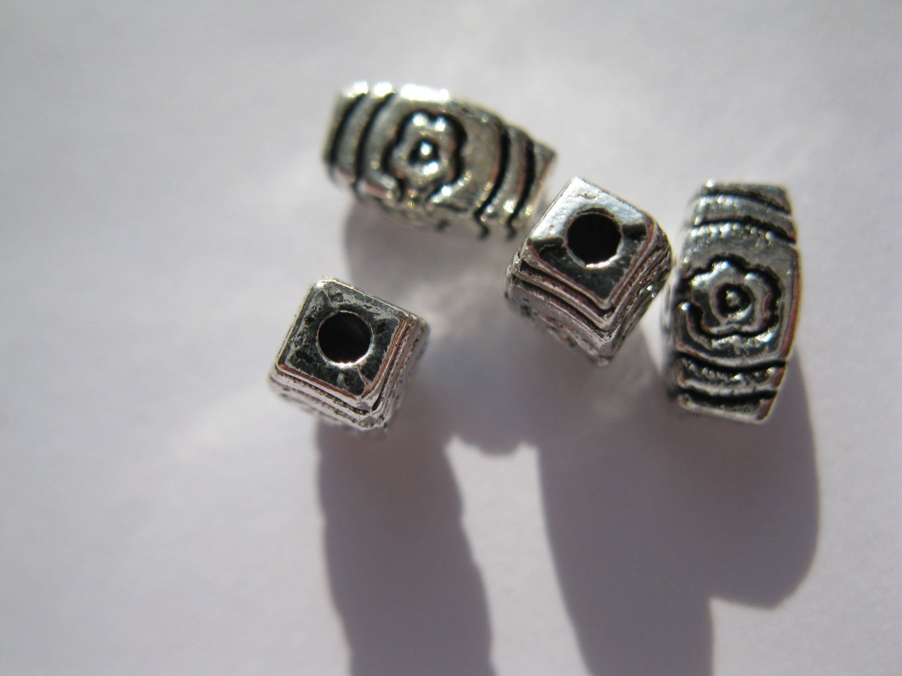 Perle (finte): 10 Metallperlen, 4-kant, gemustert 9x5mm – Nuovo e nell'imballaggio originale da St. Margarethen TG venduto da LuanaKa 1