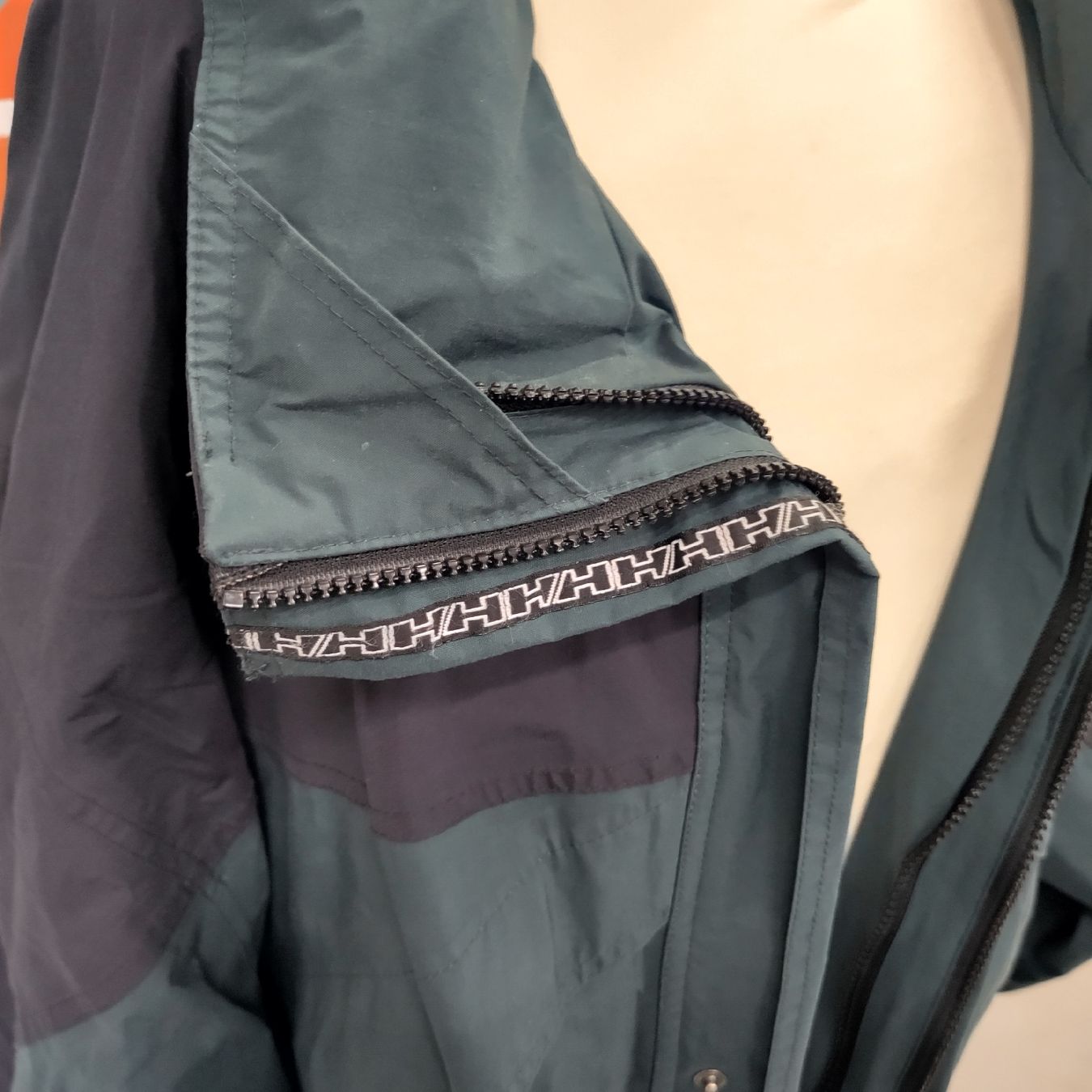 Helly Hansen Vestes: HellyHansen Regenjacke/Windjacke  – D'occasion à Pratteln par Cartonsducoeur_bl 2