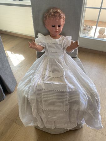 Antikes weisses Taufkleid mit zarten Details, Vintage Style