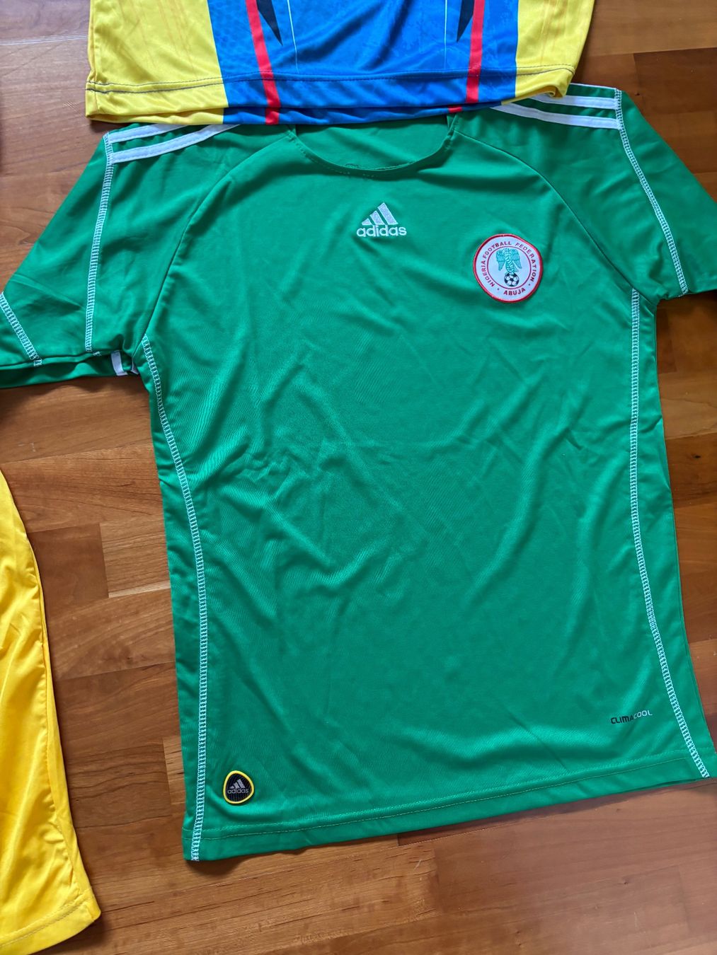 Canottiere & Pantaloni: 4 Fussballtrikots zum Verkleiden oder Feiern – Usato da Gebenstorf venduto da scahapa 2