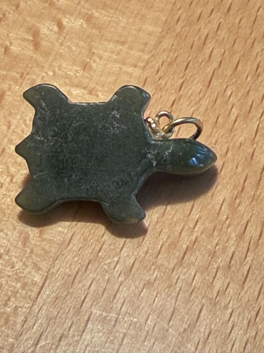 Ciondoli: Miniature Carved Green Stone Turtle Charm – Nuovo (secondo la descrizione) da Erlenbach ZH venduto da Ritschly 3