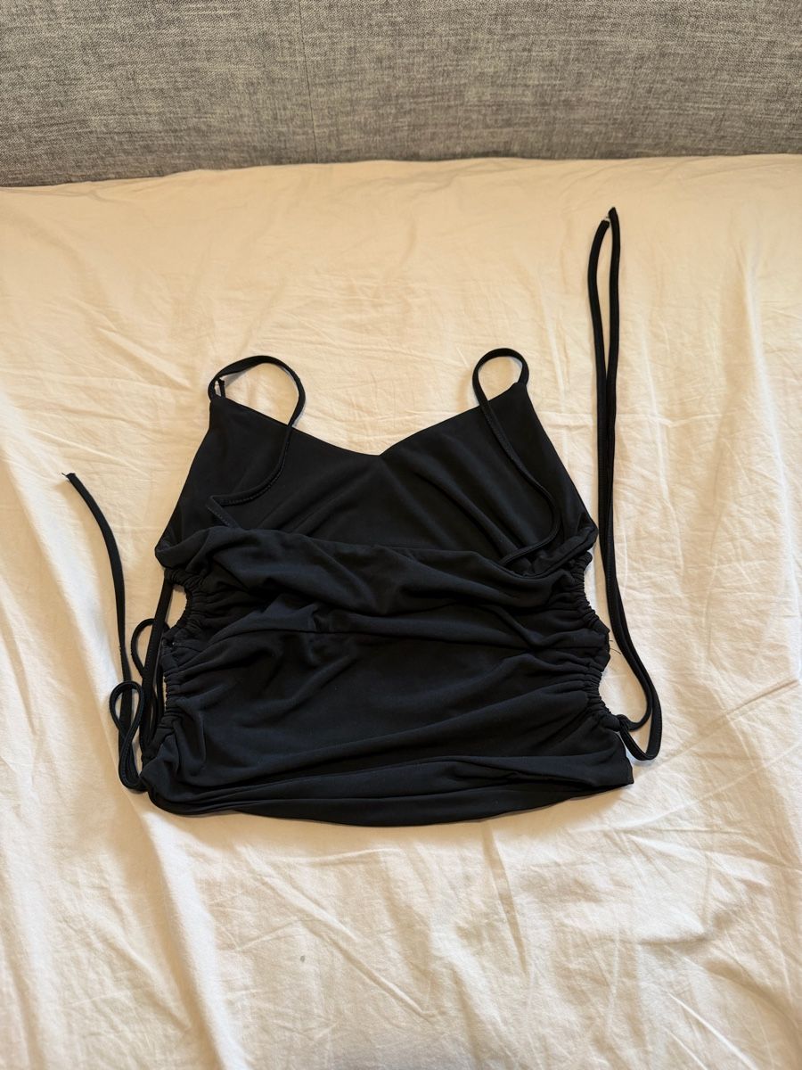 Top: Top noir Zara taille S avec cordon de serrage ajustement – Usato da Grabs venduto da DidiPop290