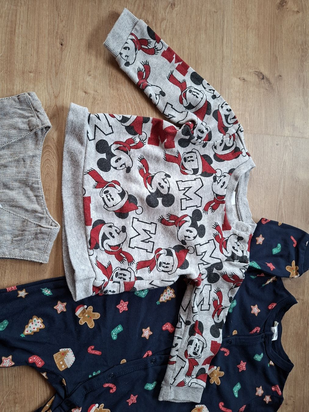 Lotti & Set di vestiti: 3-teil Set Mickey Mouse Weihnachten Pyjama Veste Pullover – Usato da Büttikon AG venduto da lca_v7pb 2