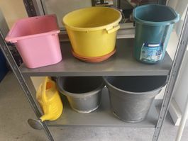 Garten Zubehoer: Giesskanne und Eimer Konvolut gebraucht