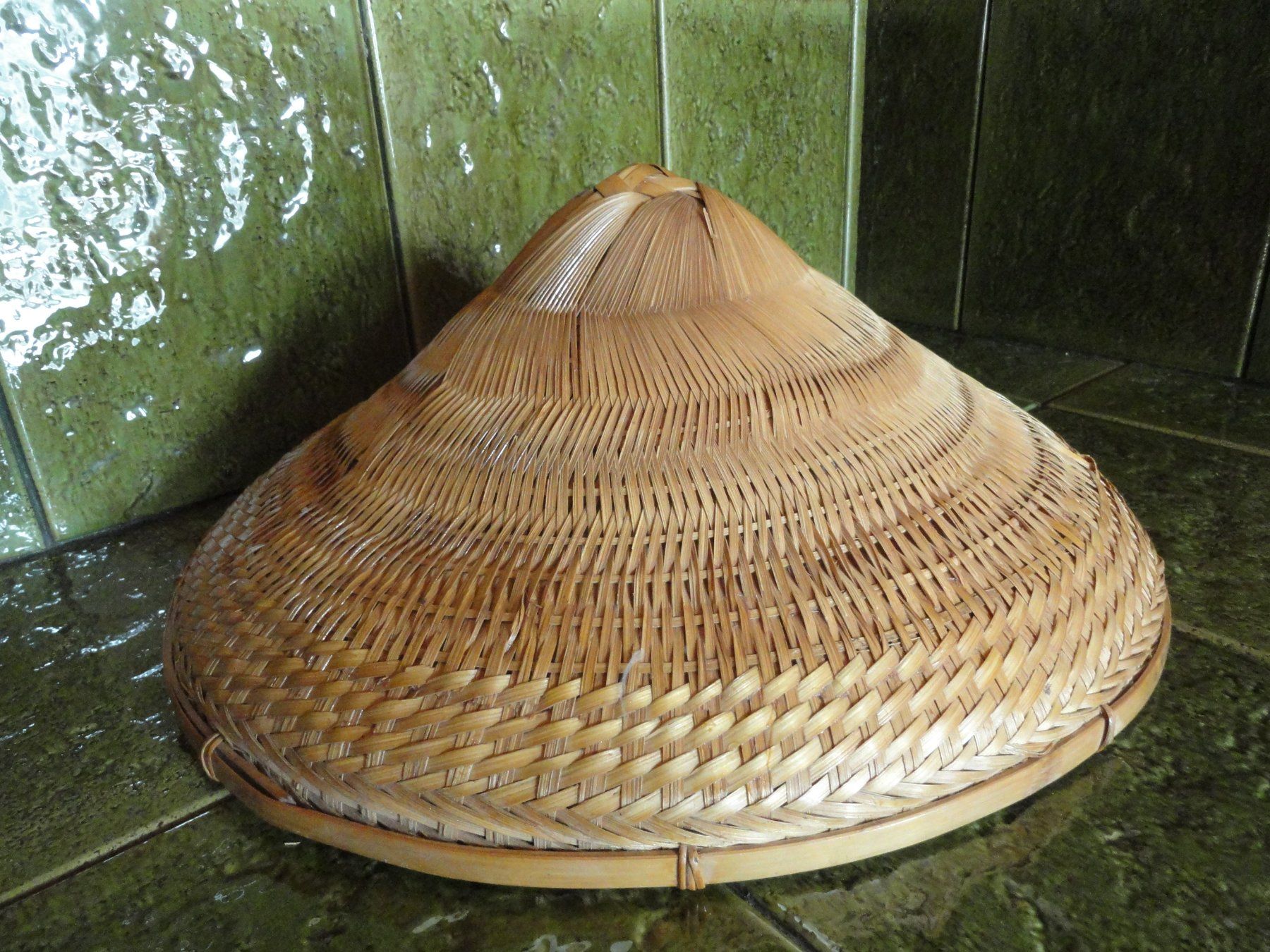 Chapeaux, bonnets & casquettes: Asiatischer Strohhut, handgefertigt – D'occasion à Ins par Baj