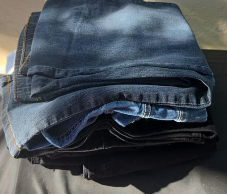Lot de 4 jeans bleu et noir taille 52