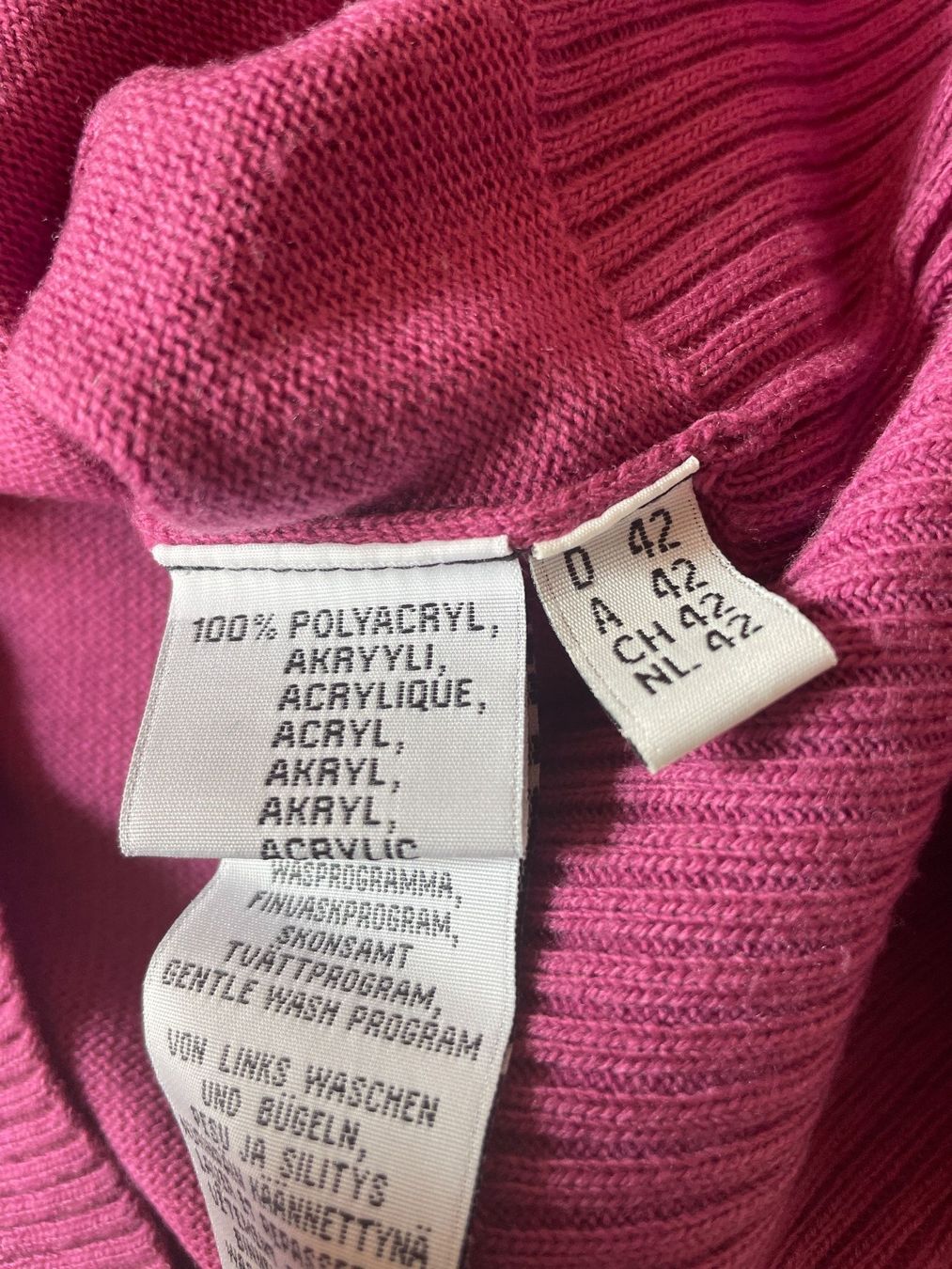 Lotti di vestiti: 3 Pullis 1 Jäggli / Uniqlo – Usato da Kappelen venduto da Waloga 9