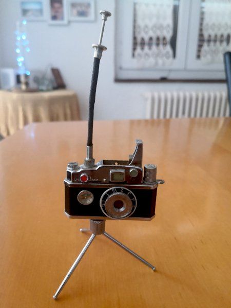 Accendini: Tisch oder Taschenfeuerzeug. Stil Fotoapperat. – Usato da Rickenbach SO venduto da Terry8 1