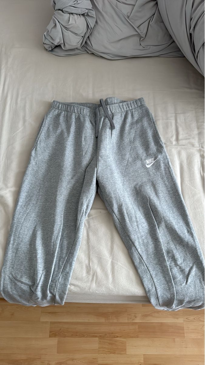 Nike Pantaloni: Nike Sporthose Grau Grösse M gebraucht – Usato da Winterthur venduto da per_7vs7