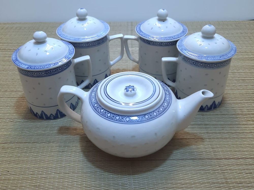 Concept De Cérémonie Du Thé Traditionnelle Chinoise. Théière Avec Motif