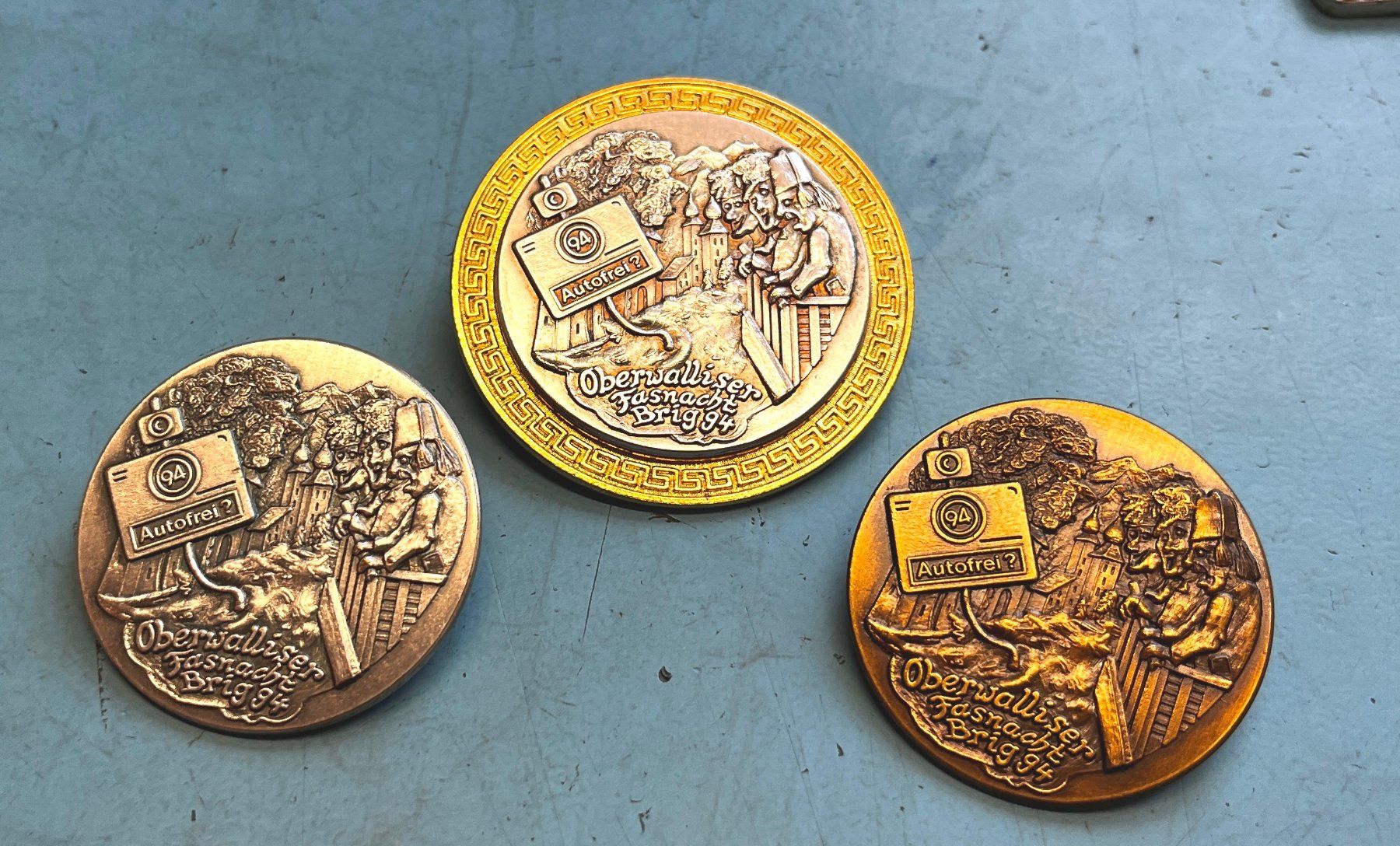 Placchette & Badge: Fasnachtsplaketten Oberwallis Brig 1994 – Usato da Obernau venduto da Wgnom