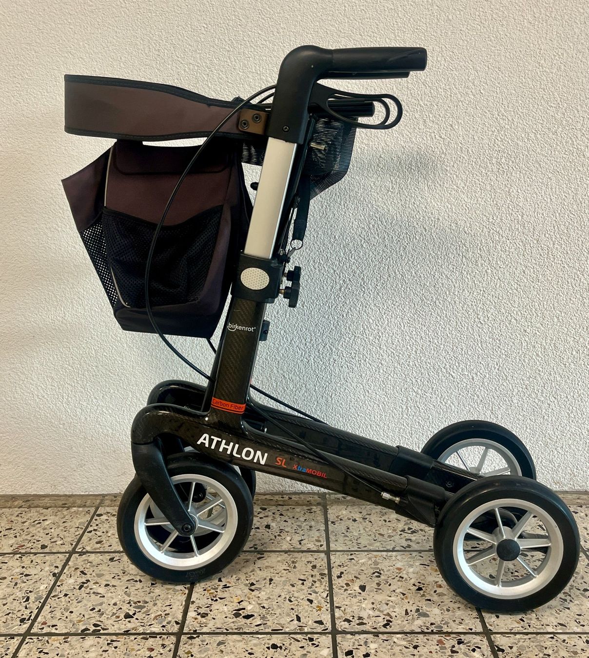 Ausili per la deambulazione: Leichter Carbon Rollator Athlon SL XtraMobil. – Usato da Zürich venduto da Dmbz