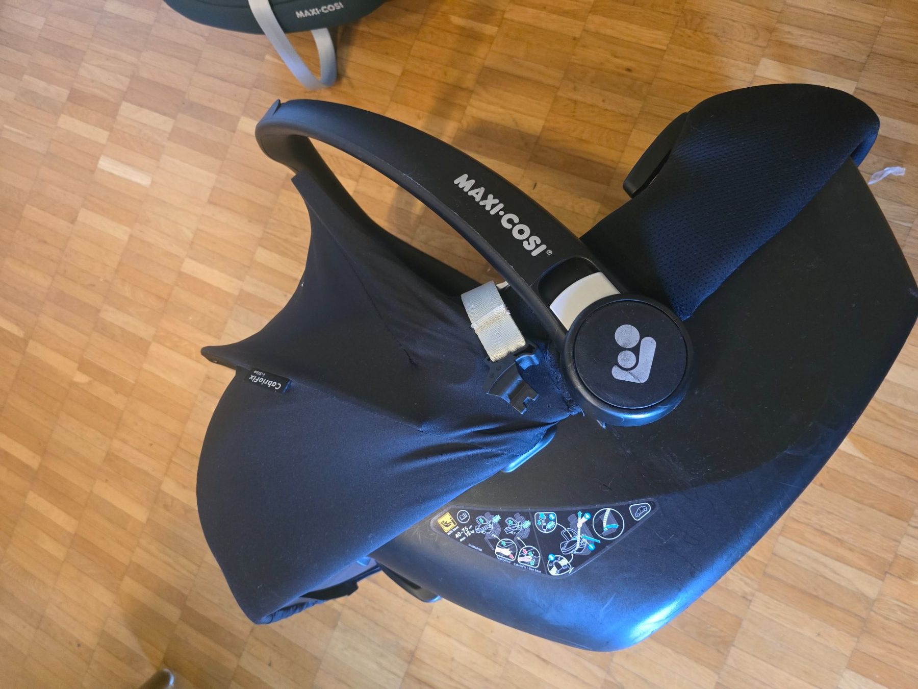 Maxi-Cosi Sièges auto: Maxi-Cosi CabrioFix I-Size Schwarz – D'occasion à Maur par pet_v5jw 2