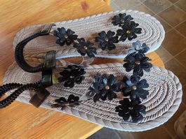 Sandaletten mit Blumen Schwarz Grösse 42 neu