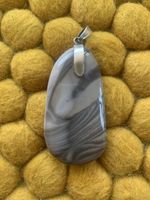 Pendentif gris en forme goutte, silex rayé de Pologne. Rare.