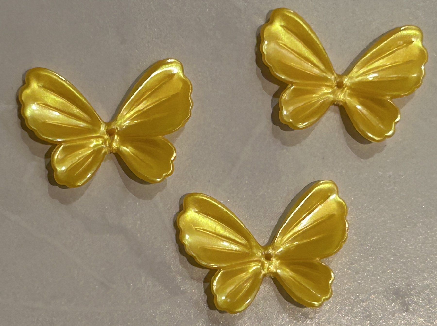 Perle (finte): Schmetterlinge und Blumen – Usato da Neukirch-Egnach venduto da Phion 1