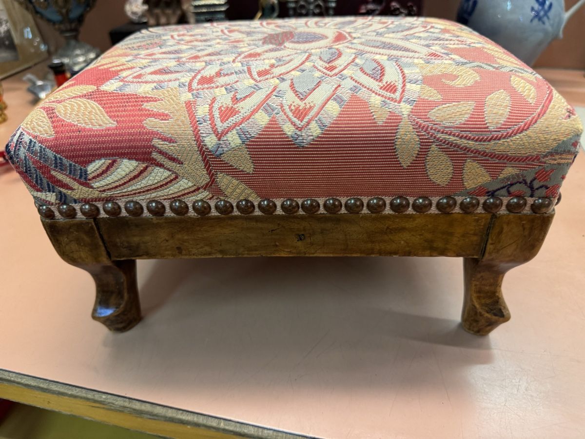Sgabelli: Fuss Hocker mit gemustertem Polster und Holzbeinen – Usato da Chur venduto da Meriva0 1