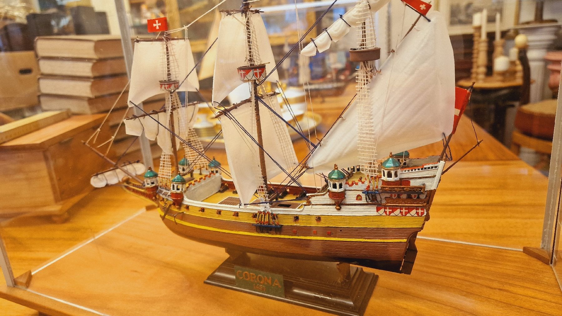 Kit di modellismo & Modellini statici: Schönes Modellschiff "Corona 1450" mit Vitrine – Usato da BERN venduto da Intarsia 3