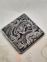 Elegante Zigarettenspitze im Vintage-Stil mit schwarzem Blum