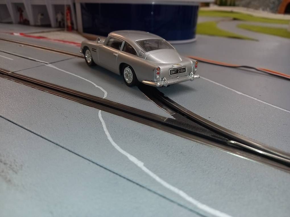 Carrera Piste: Carrera Evolution Aston Martin DB5 James Bond Goldfinger – Nuovo (secondo la descrizione) da Langenthal venduto da noa_9wcy 3