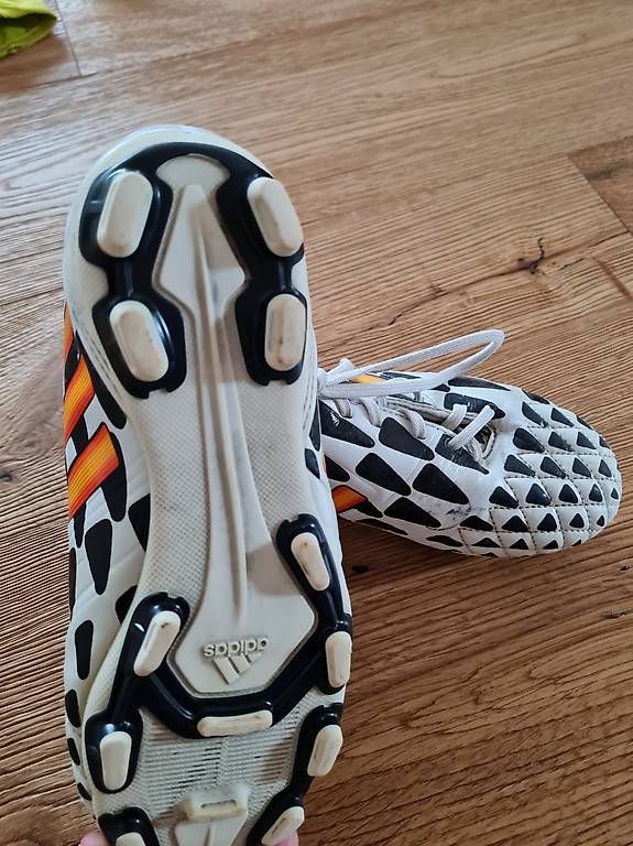 Scarpe per ragazzi: Fussballschuhe mit Stollen – Usato da Malans GR venduto da Summer22