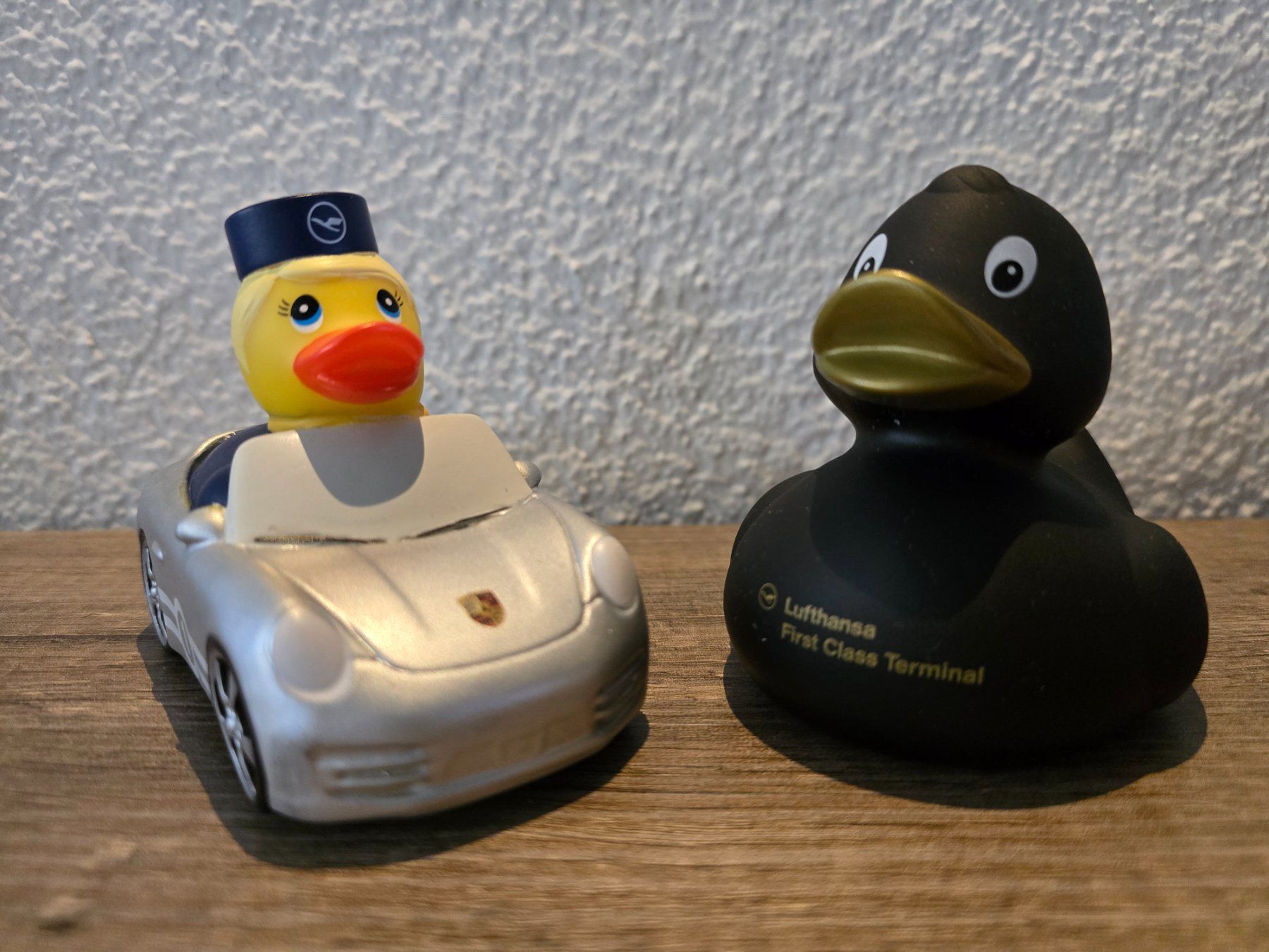Lufthansa Giocattoli: Lufthansa Porsche Badeente Gummiente Ente First Class – Nuovo (secondo la descrizione) da Küsnacht ZH venduto da Hitch1 3