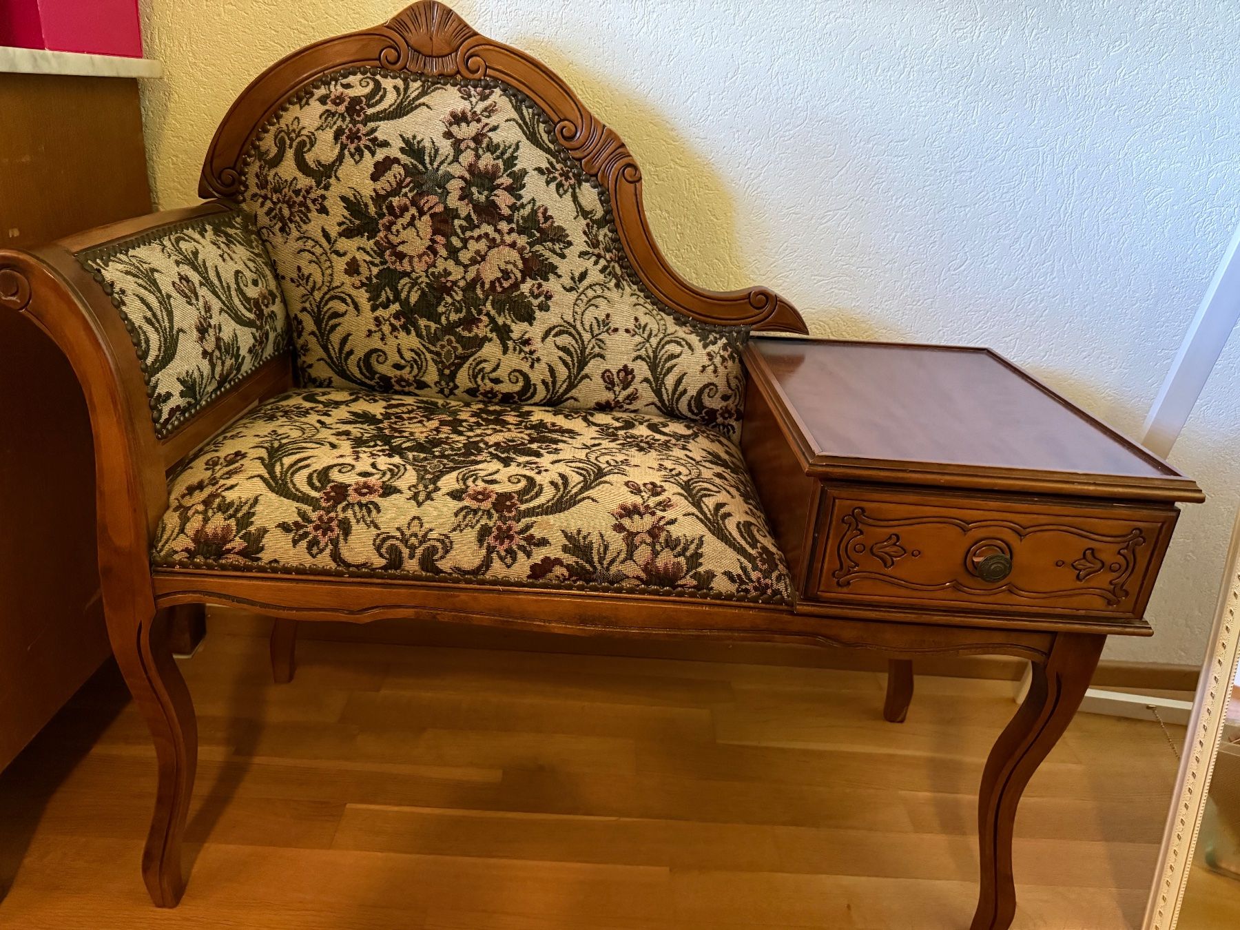 Tavoli: Antikes Telefonmöbel/ Sitzmöbel mit Tisch Nussbaum Holz – Usato da Egg SZ venduto da Schnuffi8 1