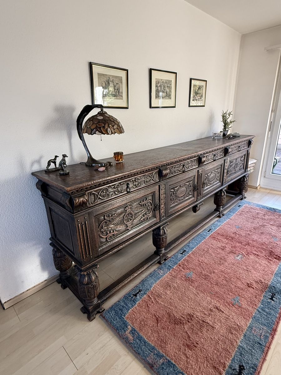 Büffets: Antikes Sideboard aus Eiche im Tudor Stil – Gebraucht aus Binningen von Mbinc