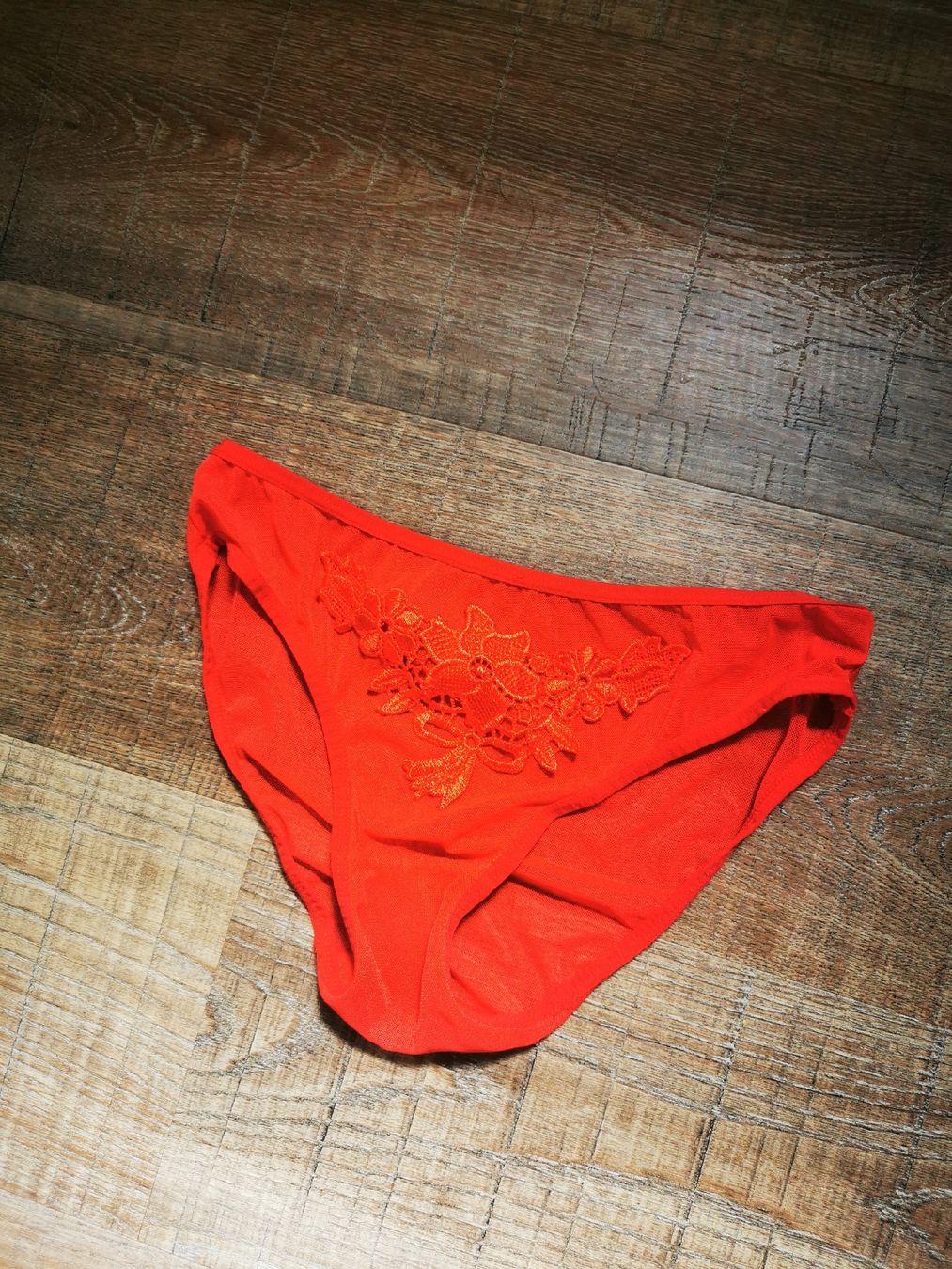 Altra biancheria intima: Roter Damenslip mit Spitze, Grösse M – Usato da Balsthal venduto da Leila_Luna